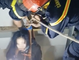 Cứu một phụ nữ kẹt trong giếng thang máy ở TP.HCM