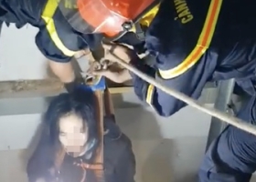 Cứu một phụ nữ kẹt trong giếng thang máy ở TP.HCM